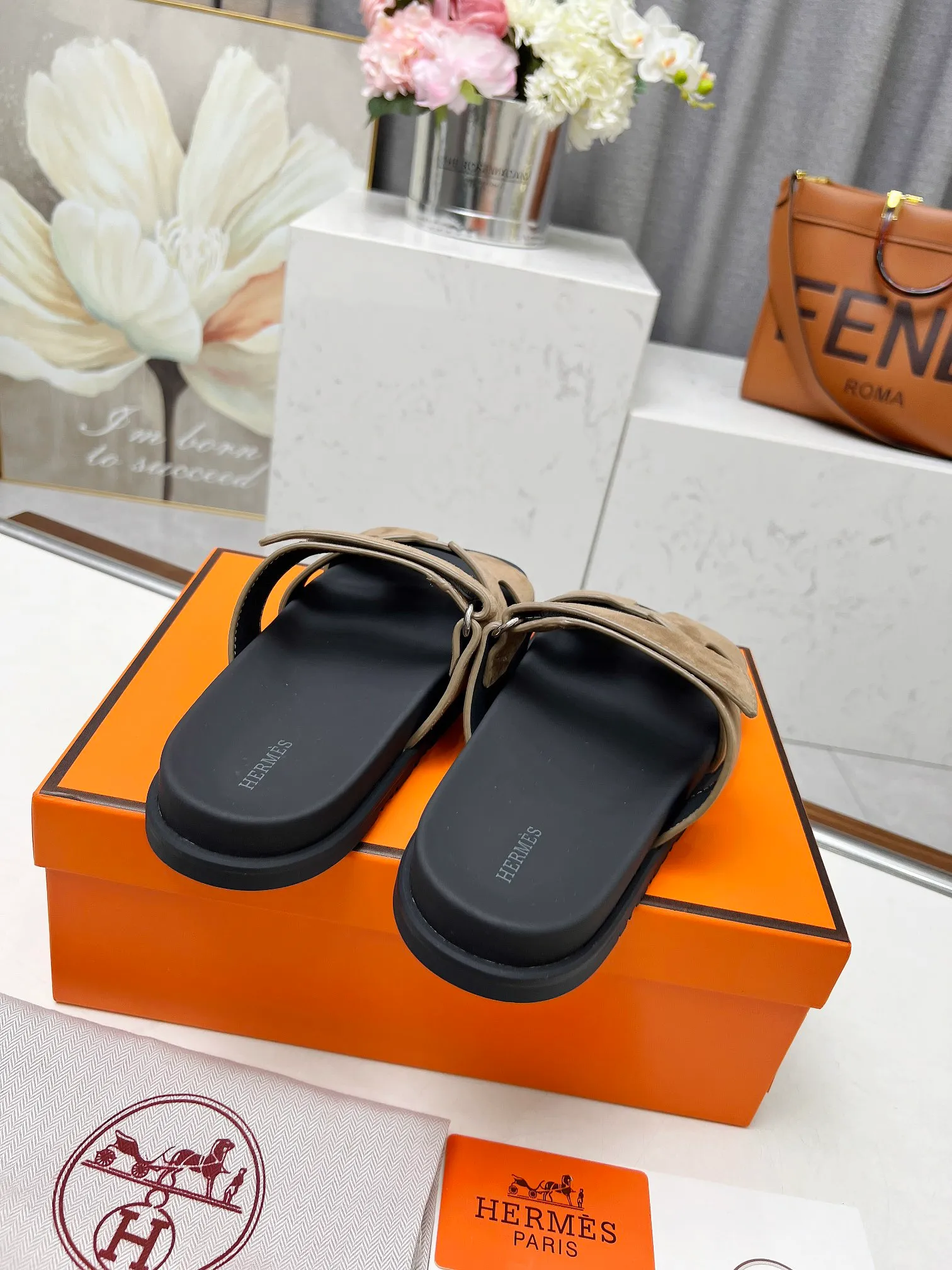 👟👟Ex-factory price 480👟👟 Hermes Hermes chypre second uncle shoes H-shaped Velcro flat sandals and slippers! (Top version) Upper: First layer of silk cowhide/palm pattern cowhide/goat leather, foot pads mixed sheepskin, original molded outsole Female size: 35-43 Male size: 39-46 (Female size 40 41 42 43 Men’s size 45 46 can be customized and not returned)